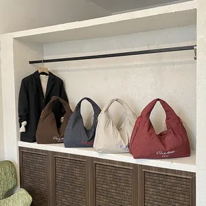 Borse tote trapuntate in quattro colori con dettagli ricamati e design ampio