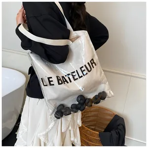 Détail du sac cabas transparent en PVC et toile avec logo LE BATELEUR et texture