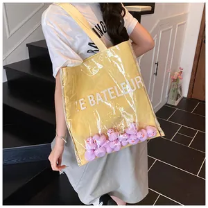 Détail du sac cabas en toile jaune avec couche PVC transparente et canards violets