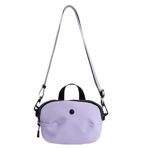 Sac bandoulière lilas en forme de coquille avec poignée noire et sangle réglable
