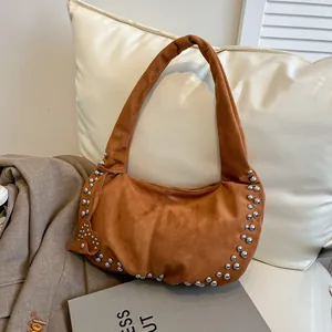 Dames Vintage Imitatiesuède Hobo Schoudertas Grote Capaciteit Klinknagels Hart Hanger Halve Maan Tote Bag