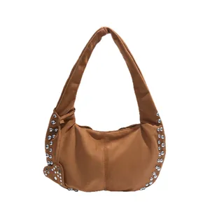 Bruine suède hobo tas met zilveren klinknagels en geknoopte schouderband details