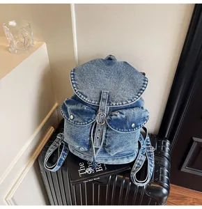 Detalle de mochila vaquera retro con hebillas metálicas y prácticos bolsillos frontales