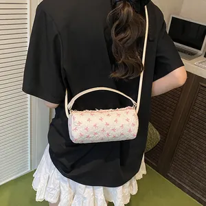 Borsa a cilindro bianca con motivo a fiocco rosa e dettagli in pizzo floreale