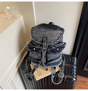 Vista detallada de la mochila de mezclilla gris lavada con botones metálicos retro en maleta