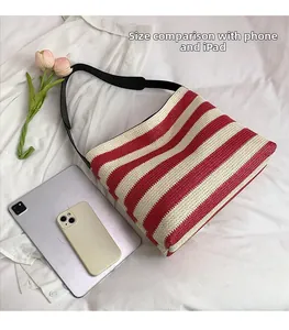 Comparaison de taille détaillée du sac cabas rayé rouge avec un téléphone et iPad