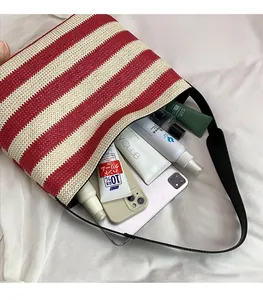 Détail de l'intérieur du sac de plage à rayures montrant sa grande capacité de stockage