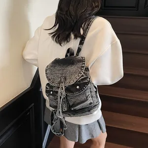 Mochila retro de mezclilla lavada con múltiples bolsillos lucida por modelo en escalera