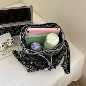 Mochila vaquera lavada retro con múltiples bolsillos y gran capacidad de carga