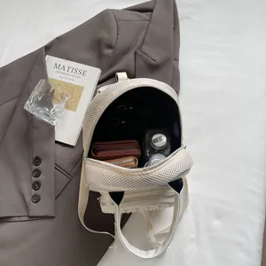 Chique beige geruite rugzak met gaasvak en ruches details in platte weergave