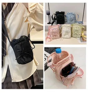 Detail van kleurrijke mini crossbodytassen met trekkoord en schattige strik decor