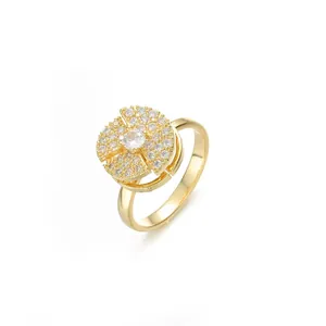 Detail van een draaibare gouden ring met zirkoon klavertje en stressverlichtende functie