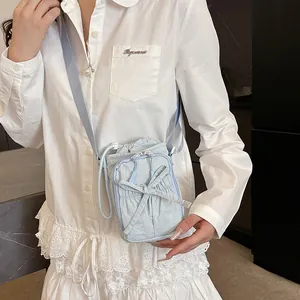 Lichtblauwe nylon crossbody telefoontas met strikdetail en trekkoordsluiting