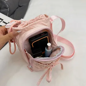 Roze crossbodytas met trekkoord, ritsvak en verstelbare schouderriem van nylon