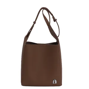 Sac seau bandoulière en cuir grainé marron foncé avec logo pour femme chic