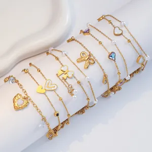 Elegante gouden enkelbandjes set met hartjes, vlinderhangers en witte parels