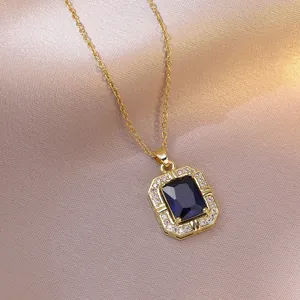 Macro-opname van een vintage gouden ketting met blauwe edelsteen op champagne satijn