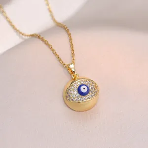 Detailansicht des Evil Eye Anhängers mit blauen Zirkonia auf einer goldenen Kette