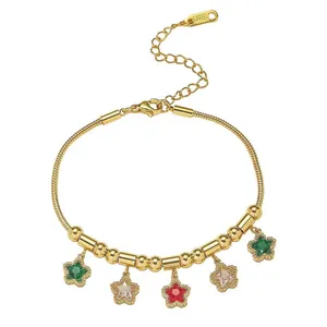 Bracelet étoile en acier doré avec cristaux verts, blancs et rouges vus de près