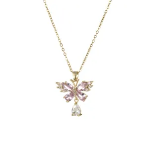 Detalle del colgante de mariposa rosa con cristales brillantes en collar de cadena dorada