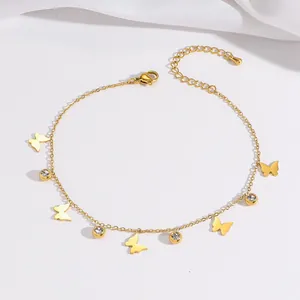 Detailansicht der goldenen Schmetterling-Fußkette mit Zirkonia-Anhängern und Karabiner