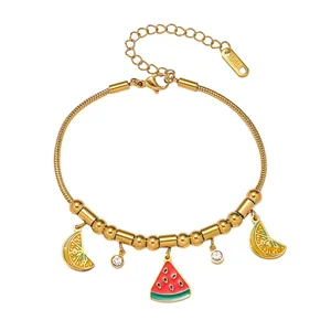 Détail du bracelet chaîne serpent en acier inoxydable avec breloques citron