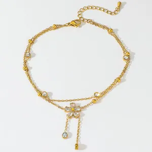 Detailansicht der goldenen zweischichtigen Fußkette mit Kristallblume und Karabinerverschluss