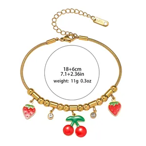 Bracelet doré en acier inoxydable avec breloques fraises, cerises et zircons étincelants