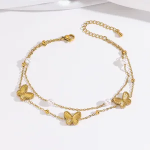 Detailansicht der zweilagigen Gold-Fußkette mit gravierten Schmetterlingen und Perlen