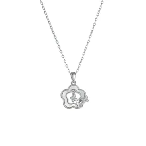 Collier avec pendentif fleur en argent, incrustation de nacre et breloques papillons scintillants