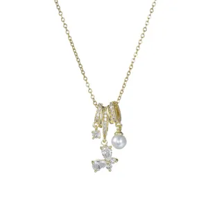Goldene Halskette mit zartem Schmetterling-Anhänger und eleganter Perle