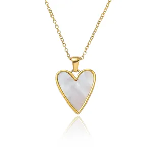 Vue détaillée du collier coeur doré avec incrustation élégante en nacre blanche