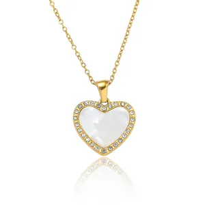 Collier élégant doré avec pendentif cœur en nacre et auréole de cristaux brillants