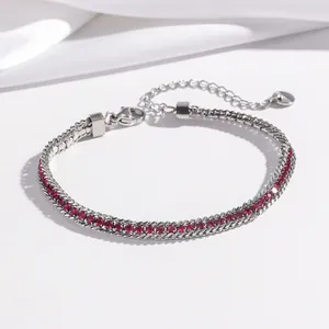 Bracciale in acciaio al titanio con doppia fila di cristalli rossi e chiusura a moschettone
