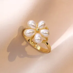 Bague fleur dorée élégante avec perles en forme de larme et détails évidés fins