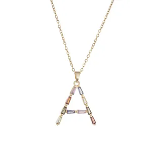 Collier lettre A plaqué or orné de pierres multicolores taille baguette et chaîne fine