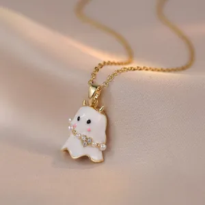 Collier pendentif fantôme en émail blanc avec perles et chaîne dorée sur satin