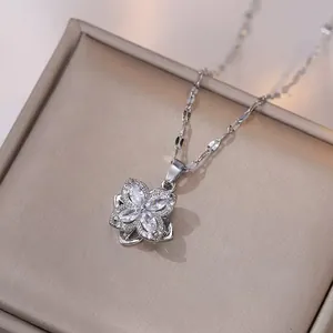 Silberne Halskette mit Blumenanhänger und Zirkonia auf einer Schmuckschatulle