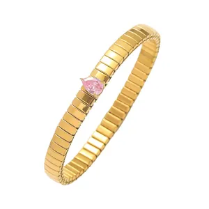 Bracelet à maillons en acier doré orné d'un cristal rose taillé en forme de poire
