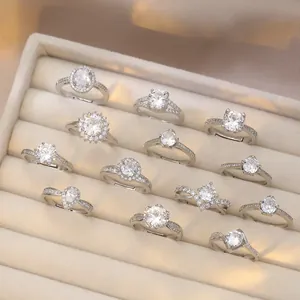 Elegante set di anelli in argento con zirconi da 1 carato in una scatola regalo di velluto