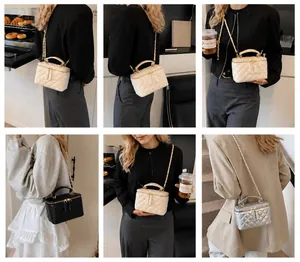 Mini bolso cosmético acolchado con cadena mostrado en varios estilos de moda real