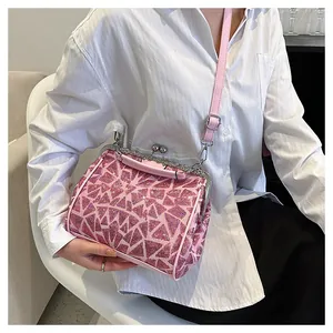 Détail d'un sac docteur rétro rose avec paillettes brillantes et fermoir métallique