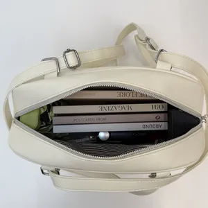 Vista interna della borsa tote beige minimalista con fodera a righe e ampio scomparto
