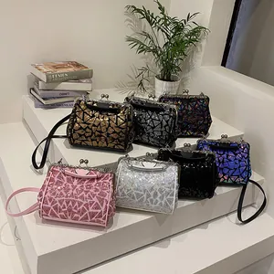 Sac docteur à paillettes géométriques avec fermoir vintage et bandoulière réglable
