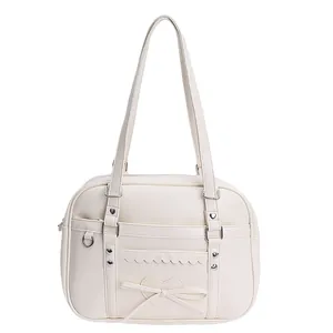 Borsa tote giapponese in PU bianco crema con fiocco e rivetti a cuore su sfondo bianco