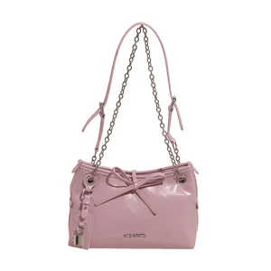 Sac à main rose brillant avec nœud décoratif et élégante bandoulière en chaîne