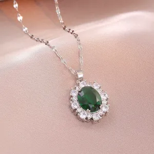 Collana argentata con un pendente ovale verde smeraldo circondato da zirconi bianchi