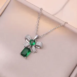 Zilveren strik ketting met groene hartsteen en zirkoon op roze doos