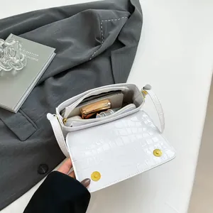 Stilvolle weiße Umhängetasche mit Krokodilprägung, goldenem Magnetverschluss und Innenfach