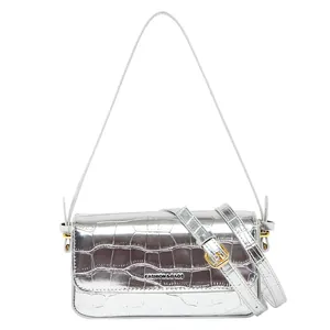 Silberne Umhängetasche mit Kroko-Prägung und elegantem Überschlag für Damen